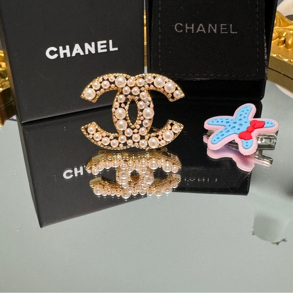 CHANEL Gold and Pearl Brooch - Picture 1 of 6